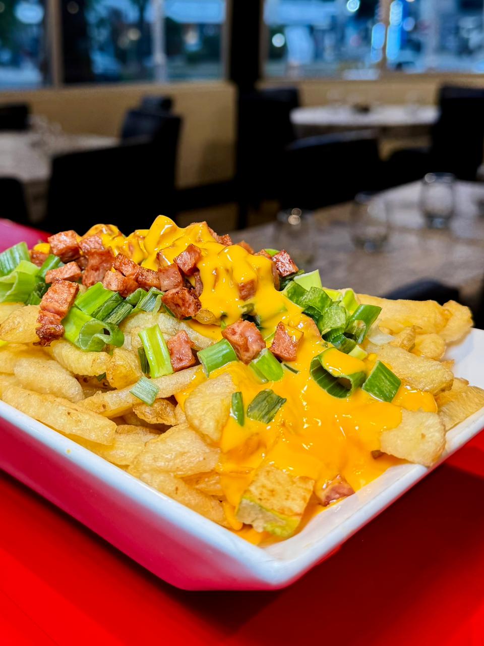 Papas con Cheddar, Panceta y Verdeo