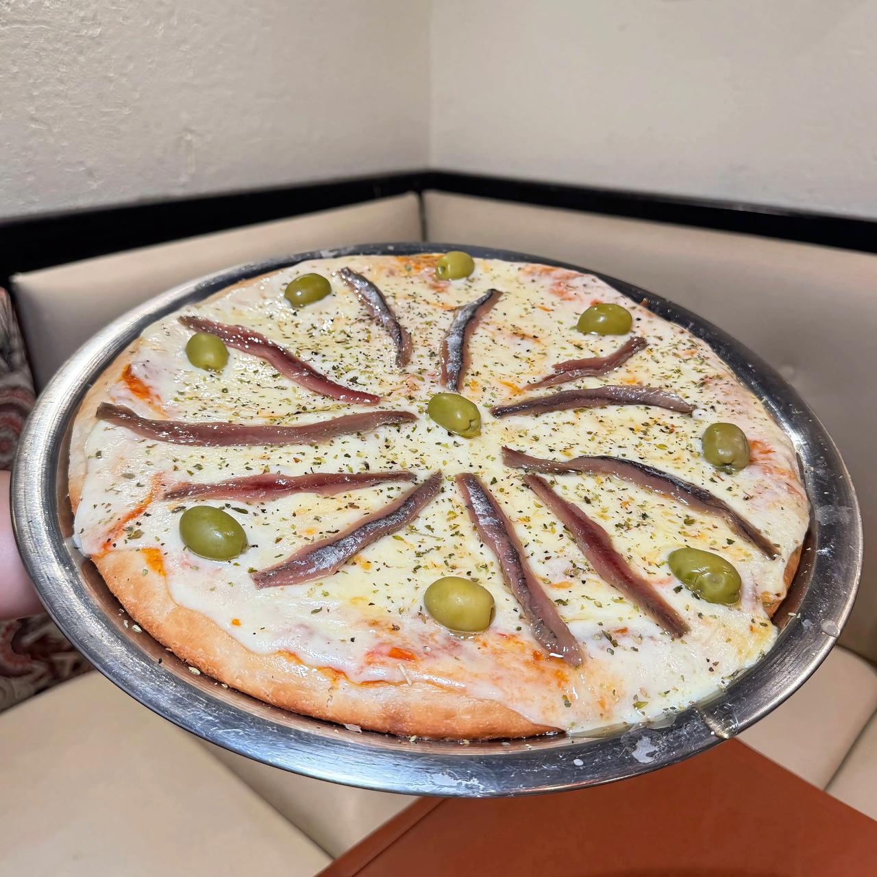 Pizza muzzarella con anchoas